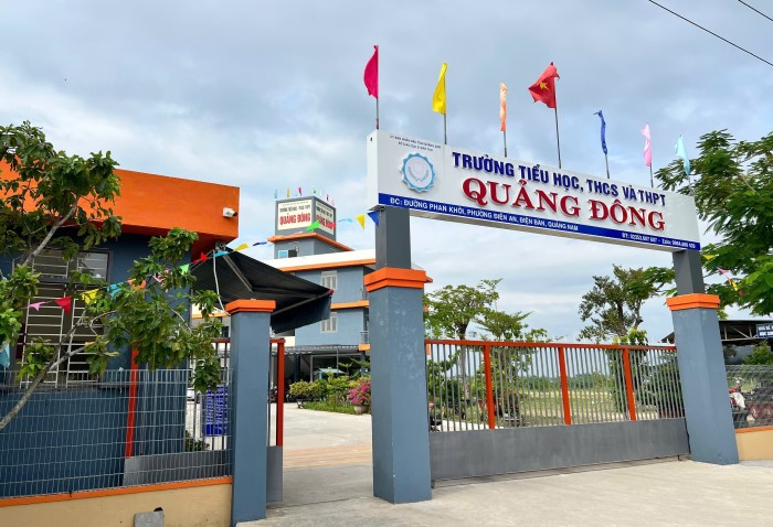 Khám sức khỏe cho thầy trò trường cấp 3 ở Quảng Nam